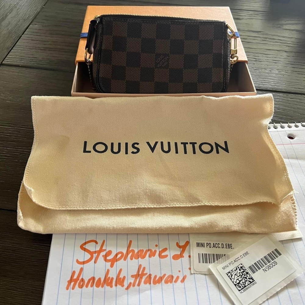 LV mini pochette